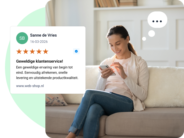 Jonge vrouw die een recensie schrijft op haar mobiele telefoon.  
