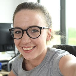 Vrouwelijke Trusted Shops-medewerker lacht voor een selfie.