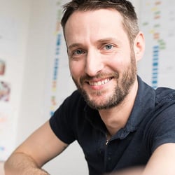 Mannelijke Trusted Shops-medewerker lacht voor een selfie.