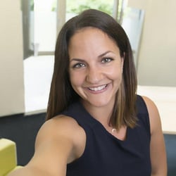 Vrouwelijke Trusted Shops-medewerker lacht voor een selfie.