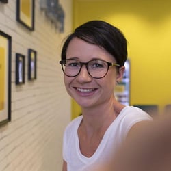 Vrouwelijke Trusted Shops-medewerker lacht voor een selfie.