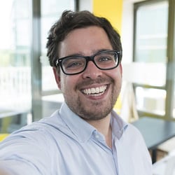 Mannelijke Trusted Shops-medewerker lacht voor een selfie.